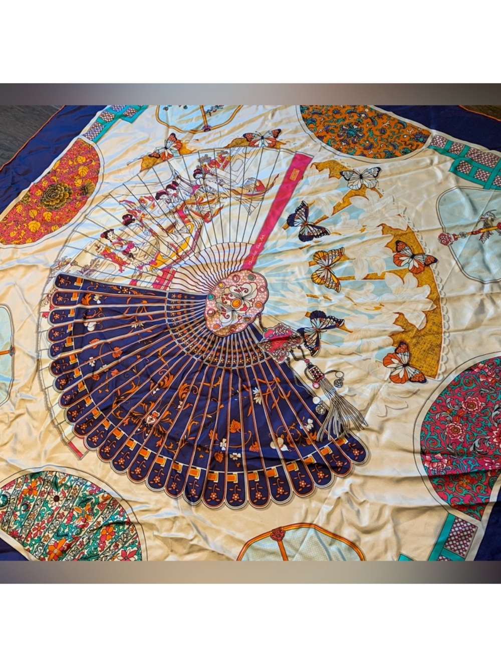 Beautiful Chinese fan scarf - Picture 3 of 3